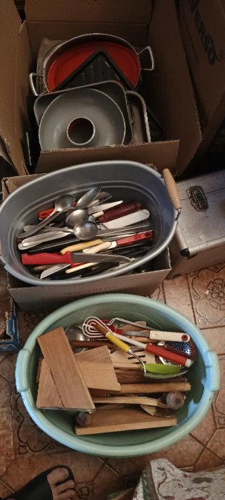 Stock pentole, stoviglie, utensili e contenitori