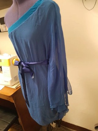 Vestito blu monospalla con cintura