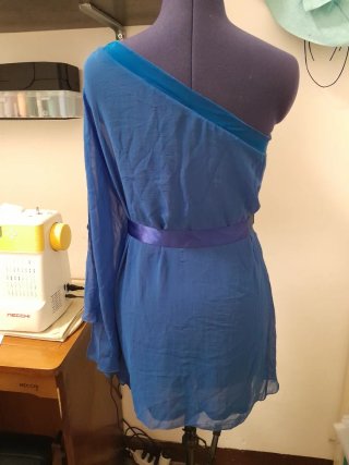 Vestito blu monospalla con cintura