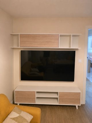 Mueble TV bajo y alto blanco y madera