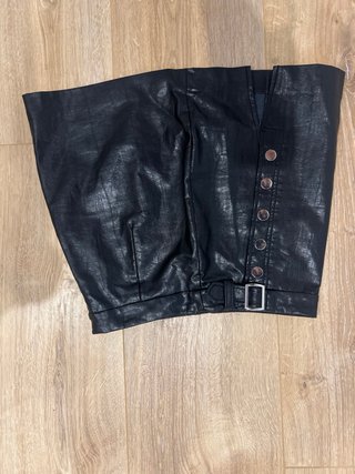 Falda Bershka efecto piel