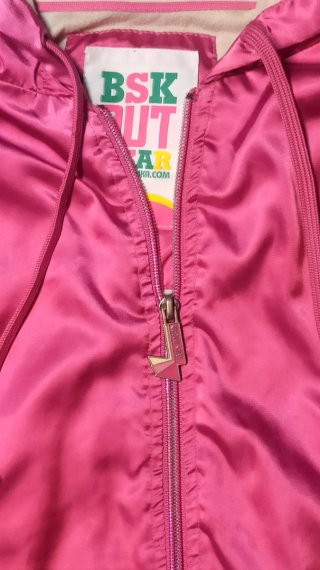 Chaqueta con capucha Bershka fucsia