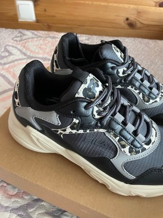 Zapatillas Fila leopardo gris y negro T39