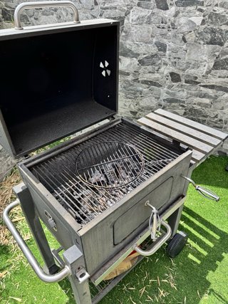 Barbacoa, mesa, sillas, sombrillas y hamacas
