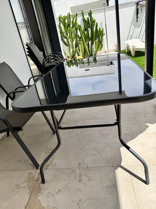 Barbacoa, mesa, sillas, sombrillas y hamacas