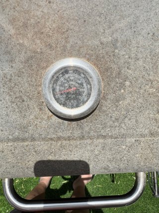 Barbacoa, mesa, sillas, sombrillas y hamacas