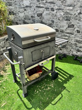 Barbacoa, mesa, sillas, sombrillas y hamacas
