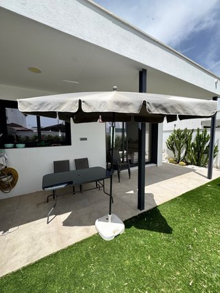 Barbacoa, mesa, sillas, sombrillas y hamacas