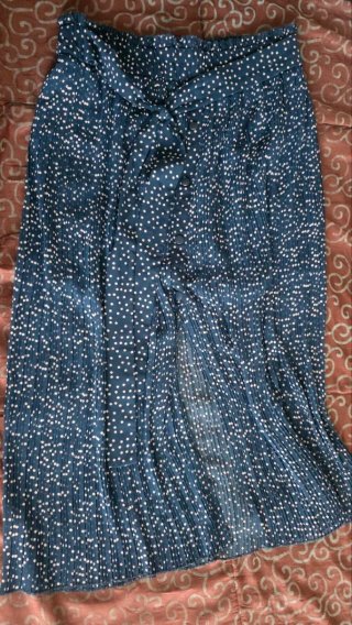 Falda azul con lunares blancos. TL. Zara