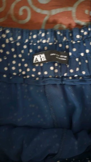 Falda azul con lunares blancos. TL. Zara