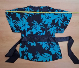 Blusa TRAZOS negra y azul floral