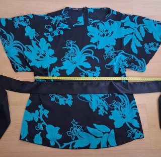 Blusa TRAZOS negra y azul floral