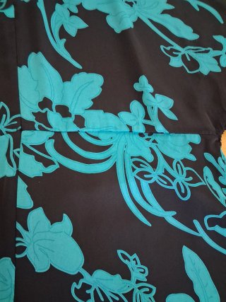 Blusa TRAZOS negra y azul floral