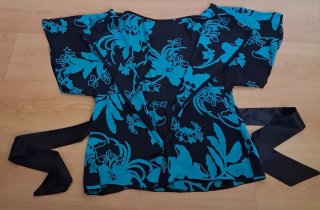 Blusa TRAZOS negra y azul floral