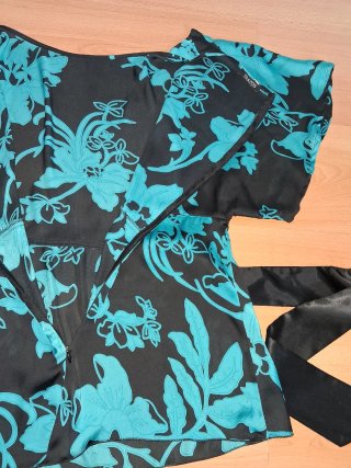 Blusa TRAZOS negra y azul floral