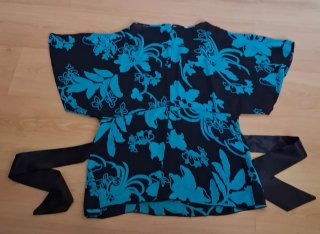 Blusa TRAZOS negra y azul floral
