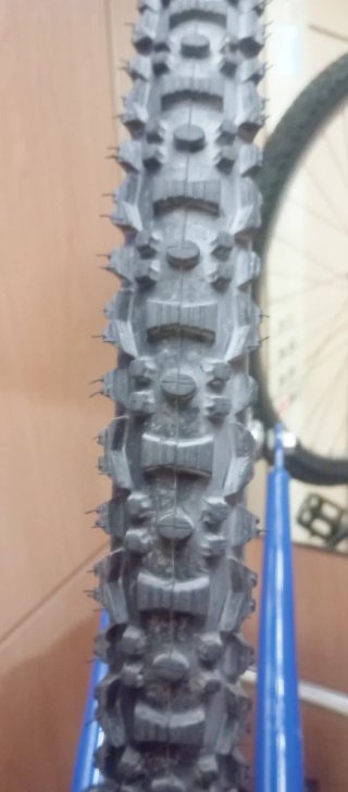 Bicicleta de montaña azul y amarilla