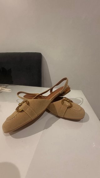 Sandalias Beige con Hebilla Dorada