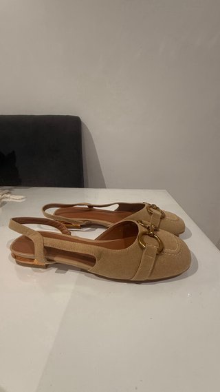 Sandalias Beige con Hebilla Dorada
