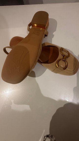 Sandalias Beige con Hebilla Dorada