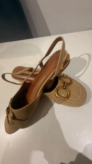 Sandalias Beige con Hebilla Dorada