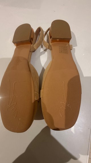 Sandalias Beige con Hebilla Dorada