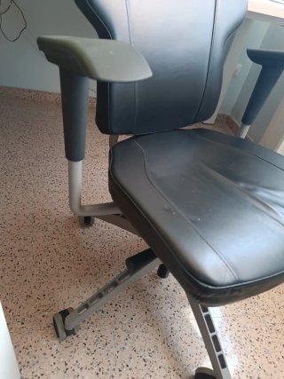 Silla de oficina ergonómica negra