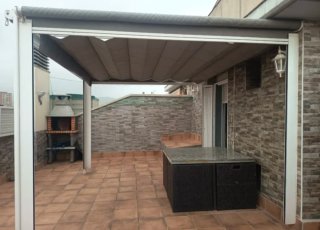 Pérgola 3x3 gris y blanca