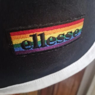 Mono corto Ellesse negro  con detalles multicolor