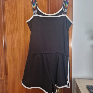 Mono corto Ellesse negro  con detalles multicolor