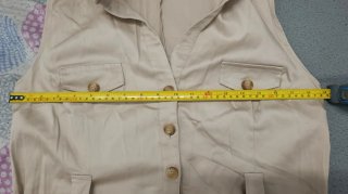 Vestido beige tipo safari con cinturón