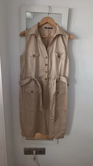Vestido de tirante tipo safari con cinturón