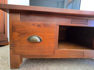 Mesa de TV de madera antigua
