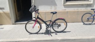 Bicicleta BTWIN rosa con cesta para adolescentes