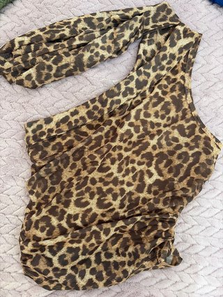 Top leopardo cuello vuelto sin manga