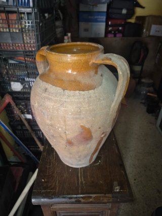 Tinaja de barro alta vintage