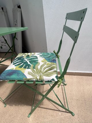 Mesa y 2 sillas plegables verdes