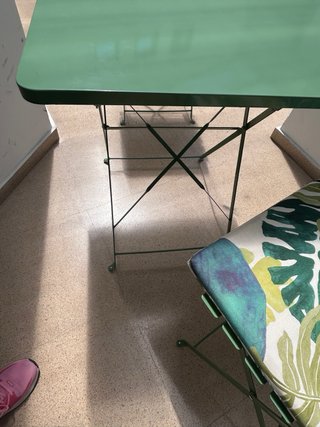 Mesa y 2 sillas plegables verdes