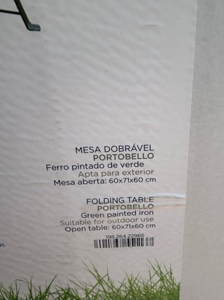 Mesa y 2 sillas plegables verdes