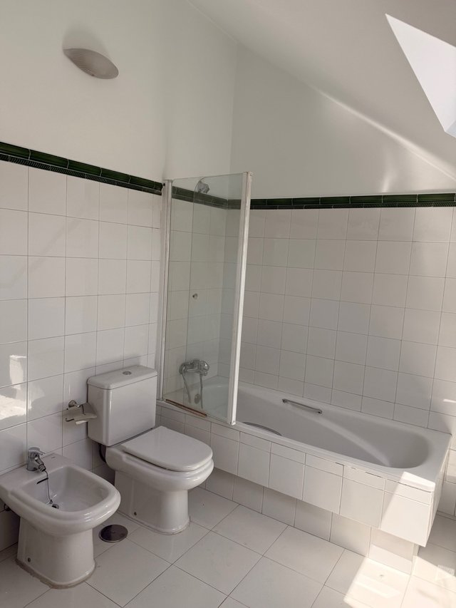 Conjunto de lavabo bidé inodoro y bañera Roca