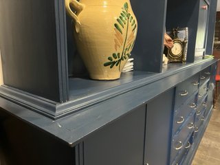 Mueble de madera pintado de azul