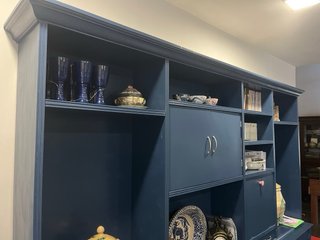 Mueble de madera pintado de azul