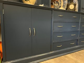 Mueble de madera pintado de azul