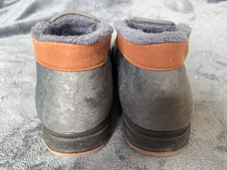 Zapatos casuales grises y naranjas