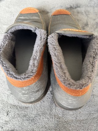 Zapatos casuales grises y naranjas
