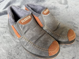 Zapatos casuales grises y naranjas