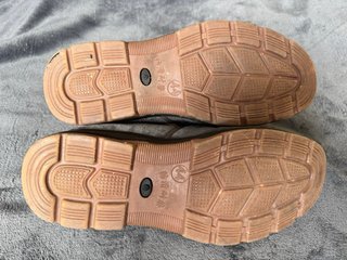 Zapatos casuales grises y naranjas