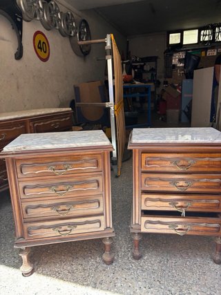 Cómoda de madera con tapa de mármol y mesitas