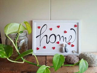 Quadro Home con sassi e cuori rossi