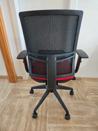 Silla de oficina ergonómica roja y negra